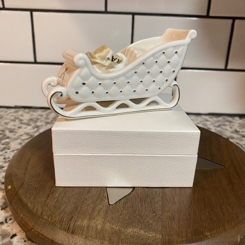 2014 White Pandora Sleigh